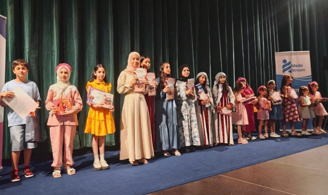Kinderen samen op het podium tijdens een activiteit van MedeStroom