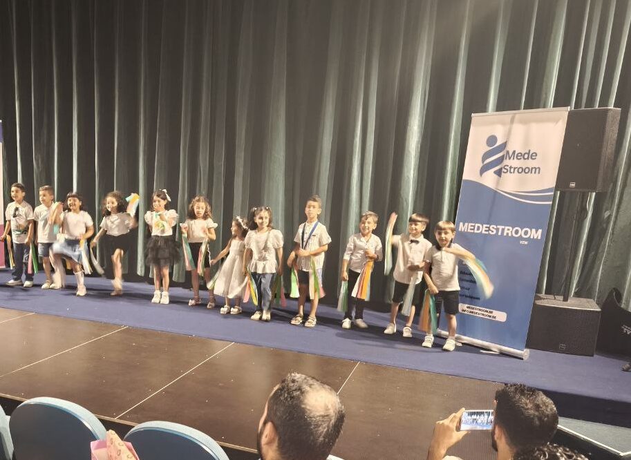 Kinderen samen op het podium tijdens een activiteit van MedeStroom