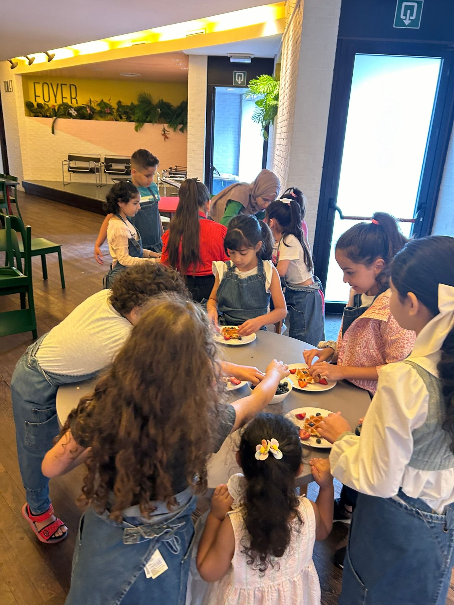 Kinderen tijdens een speelse groepsactiviteit