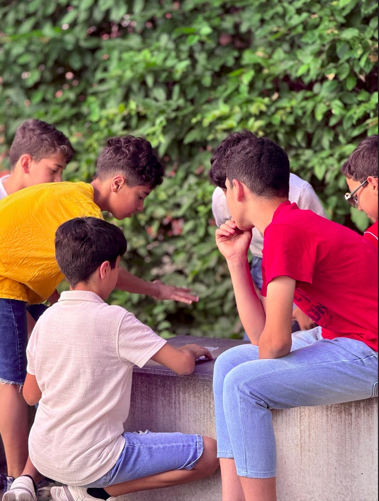 Kinderen spelen samen tijdens een activiteit